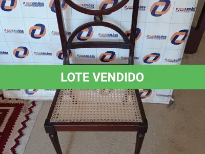 LOTE 020 - 01 MÁQUINA DE COSTURA SINGER COM CADEIRA ANTIGA EM MADEIRA ZIG ZAG MODELO 247 (NO ESTADO, NÃO SABEMOS SE FUNCIONA. LEILÃO NÃO TEM GARANTIA E NEM DEVOLUÇÃO).