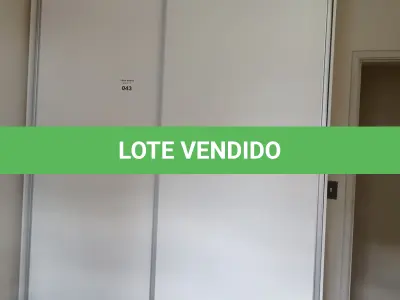 LOTE 043 - 01 GUARDA-ROUPA EM MADEIRA NA COR BRANCA COM 02 PORTAS DE CORRER E 08 GAVETAS
