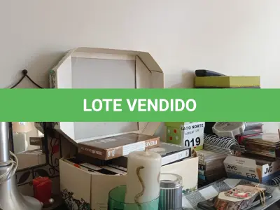 LOTE 019 - 01 LOTE COM FITAS VHS, DVDS, LIVROS (NO ESTADO, NÃO SABEMOS SE FUNCIONA. LEILÃO NÃO TEM GARANTIA E NEM DEVOLUÇÃO).