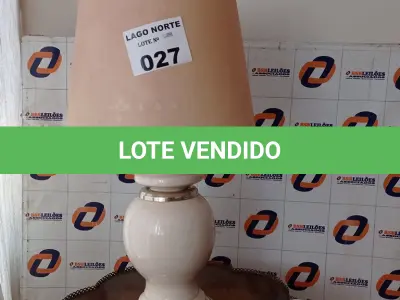 LOTE 027 - 01 ABAJUR EM CERÂMICA DECORATIVO (NO ESTADO, NÃO SABEMOS SE FUNCIONA. LEILÃO NÃO TEM GARANTIA E NEM DEVOLUÇÃO).