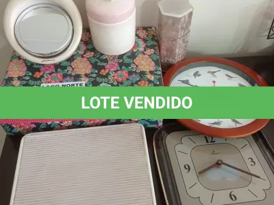 LOTE 040 - 01 LOTE COM RELÓGIOS DE PAREDE E 01 CAIXA COM VÁRIAS BIJUTERIAS (NO ESTADO, NÃO SABEMOS SE FUNCIONA. LEILÃO NÃO TEM GARANTIA E NEM DEVOLUÇÃO).