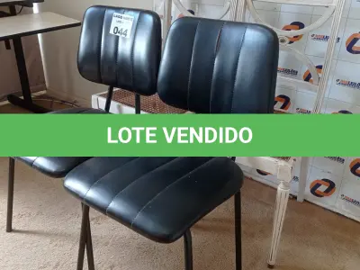 LOTE 044 - 04 CADEIRAS SENDO 02 EM MADEIRA ANTIGA (NO ESTADO, NÃO SABEMOS SE FUNCIONA. LEILÃO NÃO TEM GARANTIA E NEM DEVOLUÇÃO).