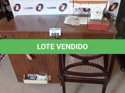 LOTE 020 - 01 MÁQUINA DE COSTURA SINGER COM CADEIRA ANTIGA EM MADEIRA ZIG ZAG MODELO 247 (NO ESTADO, NÃO SABEMOS SE FUNCIONA. LEILÃO NÃO TEM GARANTIA E NEM DEVOLUÇÃO).