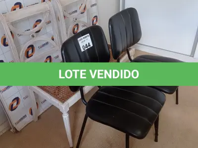 LOTE 044 - 04 CADEIRAS SENDO 02 EM MADEIRA ANTIGA (NO ESTADO, NÃO SABEMOS SE FUNCIONA. LEILÃO NÃO TEM GARANTIA E NEM DEVOLUÇÃO).