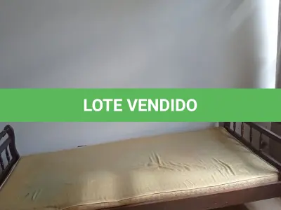 LOTE 047 - 01 CAMA DE SOLTEIRO EM MADEIRA ANTIGA COM COLCHÃO (NO ESTADO, NÃO SABEMOS SE FUNCIONA. LEILÃO NÃO TEM GARANTIA E NEM DEVOLUÇÃO).