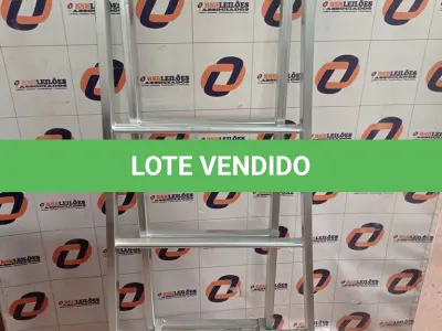 LOTE 238 - 01 - ESCADA EXTENSIVA 8 DEGRAUS (NO ESTADO, NÃO SABEMOS SE FUNCIONA. LEILÃO NÃO TEM GARANTIA E NEM DEVOLUÇÃO, SUJEITO A POSSÍVEIS AVARIAS VISÍVEIS/OCULTAS E/OU AUSÊNCIA DE COMPONENTES)