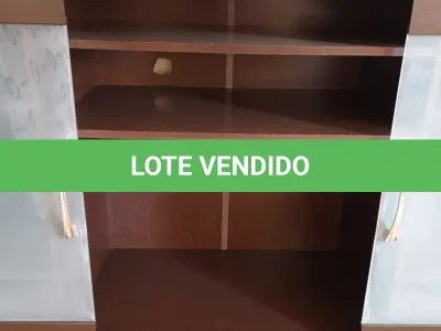 LOTE 018 - 01 RACK EM MADEIRA E VIDRO (NO ESTADO, NÃO SABEMOS SE FUNCIONA. LEILÃO NÃO TEM GARANTIA E NEM DEVOLUÇÃO).