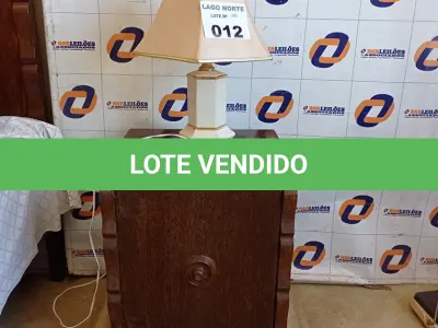 LOTE 012 - 01 CRIADO MUDO EM MADEIRA ANTIGA E 01 ABAJUR EM CERÂMICA (NO ESTADO, NÃO SABEMOS SE FUNCIONA. LEILÃO NÃO TEM GARANTIA E NEM DEVOLUÇÃO).