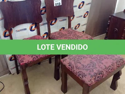 LOTE 010 - 03 CADEIRAS EM MADEIRA ANTIGA (NO ESTADO, NÃO SABEMOS SE FUNCIONA. LEILÃO NÃO TEM GARANTIA E NEM DEVOLUÇÃO).