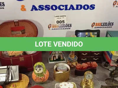 LOTE 005 - 01 LOTE COM CAIXINHA DE MÚSICA, CASTIÇAL, PORTA JOIAS, RELÓGIOS (NO ESTADO, NÃO SABEMOS SE FUNCIONA. LEILÃO NÃO TEM GARANTIA E NEM DEVOLUÇÃO).