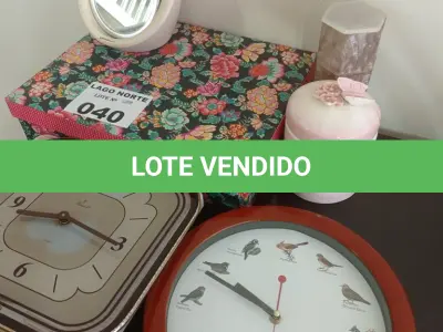 LOTE 040 - 01 LOTE COM RELÓGIOS DE PAREDE E 01 CAIXA COM VÁRIAS BIJUTERIAS (NO ESTADO, NÃO SABEMOS SE FUNCIONA. LEILÃO NÃO TEM GARANTIA E NEM DEVOLUÇÃO).