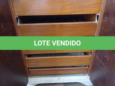 LOTE 004 - 01 ARMÁRIO EM MADEIRA ANTIGA (NO ESTADO, NÃO SABEMOS SE FUNCIONA. LEILÃO NÃO TEM GARANTIA E NEM DEVOLUÇÃO).