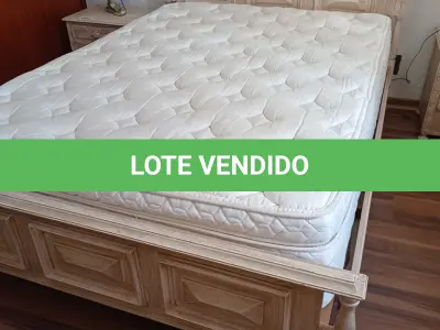 LOTE 003 - 01 CAMA EM MADEIRA ANTIGA COM COLCHÃO DE CASAL (NO ESTADO, NÃO SABEMOS SE FUNCIONA. LEILÃO NÃO TEM GARANTIA E NEM DEVOLUÇÃO).