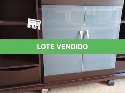 LOTE 018 - 01 RACK EM MADEIRA E VIDRO (NO ESTADO, NÃO SABEMOS SE FUNCIONA. LEILÃO NÃO TEM GARANTIA E NEM DEVOLUÇÃO).