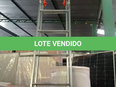 LOTE 238 - 01 - ESCADA EXTENSIVA 8 DEGRAUS (NO ESTADO, NÃO SABEMOS SE FUNCIONA. LEILÃO NÃO TEM GARANTIA E NEM DEVOLUÇÃO, SUJEITO A POSSÍVEIS AVARIAS VISÍVEIS/OCULTAS E/OU AUSÊNCIA DE COMPONENTES)