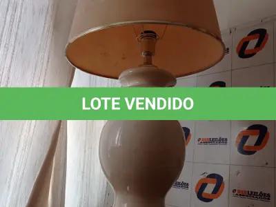 LOTE 027 - 01 ABAJUR EM CERÂMICA DECORATIVO (NO ESTADO, NÃO SABEMOS SE FUNCIONA. LEILÃO NÃO TEM GARANTIA E NEM DEVOLUÇÃO).