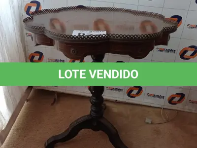 LOTE 029 - 01 MESA DECORATIVA (NO ESTADO, NÃO SABEMOS SE FUNCIONA. LEILÃO NÃO TEM GARANTIA E NEM DEVOLUÇÃO).