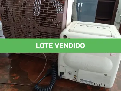 LOTE 033 - 01 LOTE COM TELEVISÃO, VENTILADOR, MESINHA DE FERRO E UMA BANQUETA (NO ESTADO, NÃO SABEMOS SE FUNCIONA. LEILÃO NÃO TEM GARANTIA E NEM DEVOLUÇÃO).