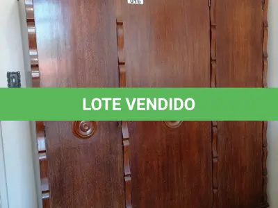 LOTE 016 - 01 GUARDA-ROUPA 03 PORTAS EM MADEIRA ANTIGA (NO ESTADO, NÃO SABEMOS SE FUNCIONA. LEILÃO NÃO TEM GARANTIA E NEM DEVOLUÇÃO).