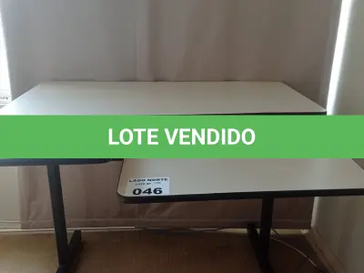 LOTE 046 - 01 MESA PARA COMPUTADOR (NO ESTADO, NÃO SABEMOS SE FUNCIONA. LEILÃO NÃO TEM GARANTIA E NEM DEVOLUÇÃO).