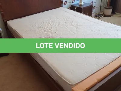 LOTE 014 - 01 CAMA EM MADEIRA ANTIGA COM COLCHÃO DE CASAL (NO ESTADO, NÃO SABEMOS SE FUNCIONA. LEILÃO NÃO TEM GARANTIA E NEM DEVOLUÇÃO).