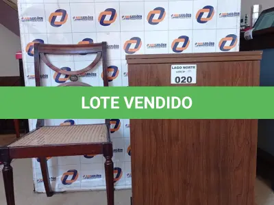 LOTE 020 - 01 MÁQUINA DE COSTURA SINGER COM CADEIRA ANTIGA EM MADEIRA ZIG ZAG MODELO 247 (NO ESTADO, NÃO SABEMOS SE FUNCIONA. LEILÃO NÃO TEM GARANTIA E NEM DEVOLUÇÃO).