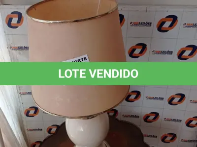 LOTE 027 - 01 ABAJUR EM CERÂMICA DECORATIVO (NO ESTADO, NÃO SABEMOS SE FUNCIONA. LEILÃO NÃO TEM GARANTIA E NEM DEVOLUÇÃO).