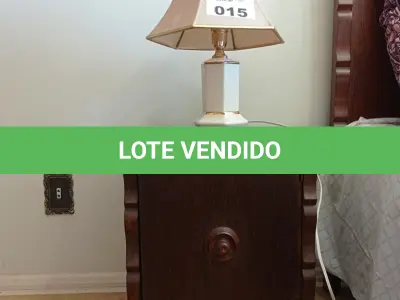 LOTE 015 - 01 CRIADO MUDO EM MADEIRA ANTIGA E 01 ABAJUR EM CERÂMICA (NO ESTADO, NÃO SABEMOS SE FUNCIONA. LEILÃO NÃO TEM GARANTIA E NEM DEVOLUÇÃO).