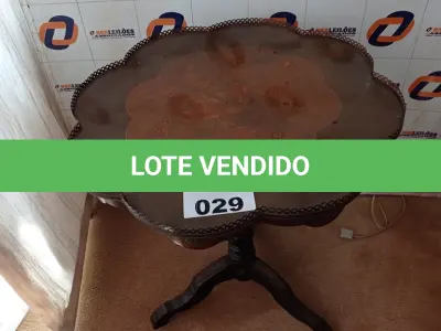 LOTE 029 - 01 MESA DECORATIVA (NO ESTADO, NÃO SABEMOS SE FUNCIONA. LEILÃO NÃO TEM GARANTIA E NEM DEVOLUÇÃO).