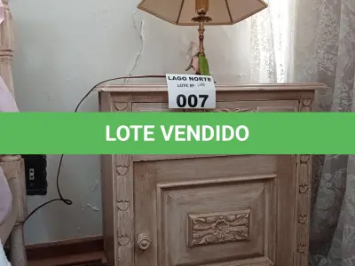 LOTE 007 - 01 CRIADO MUDO EM MADEIRA ANTIGA COM 01 ABAJUR EM METAL (NO ESTADO, NÃO SABEMOS SE FUNCIONA. LEILÃO NÃO TEM GARANTIA E NEM DEVOLUÇÃO).