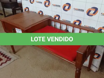 LOTE 039 - 01 MESINHA EM MADEIRA COM ASSENTO (NO ESTADO, NÃO SABEMOS SE FUNCIONA. LEILÃO NÃO TEM GARANTIA E NEM DEVOLUÇÃO).