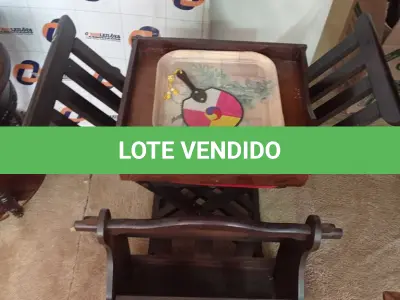 LOTE 038 - 01 LOTE COM CADEIRA EM MADEIRA ANTIGA, REVISTEIRO EM MADEIRA (NO ESTADO, NÃO SABEMOS SE FUNCIONA. LEILÃO NÃO TEM GARANTIA E NEM DEVOLUÇÃO).