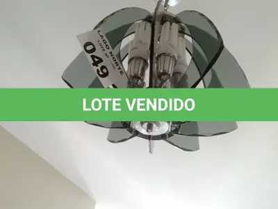 LOTE 049 - 01 LUSTRE DE TETO COM VIDROS E LÂMPADAS (NO ESTADO, NÃO SABEMOS SE FUNCIONA. LEILÃO NÃO TEM GARANTIA E NEM DEVOLUÇÃO).