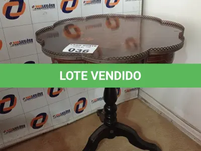 LOTE 036 - 01 MESA DECORATIVA (NO ESTADO, NÃO SABEMOS SE FUNCIONA. LEILÃO NÃO TEM GARANTIA E NEM DEVOLUÇÃO).