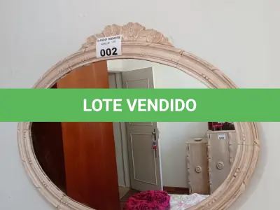 LOTE 002 - 01 ESPELHO EM MADEIRA PARA DECORAÇÃO (NO ESTADO, NÃO SABEMOS SE FUNCIONA. LEILÃO NÃO TEM GARANTIA E NEM DEVOLUÇÃO).