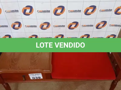 LOTE 039 - 01 MESINHA EM MADEIRA COM ASSENTO (NO ESTADO, NÃO SABEMOS SE FUNCIONA. LEILÃO NÃO TEM GARANTIA E NEM DEVOLUÇÃO).
