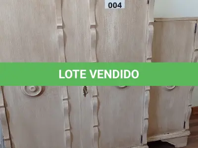 LOTE 004 - 01 ARMÁRIO EM MADEIRA ANTIGA (NO ESTADO, NÃO SABEMOS SE FUNCIONA. LEILÃO NÃO TEM GARANTIA E NEM DEVOLUÇÃO).