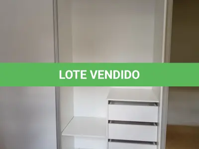 LOTE 043 - 01 GUARDA-ROUPA EM MADEIRA NA COR BRANCA COM 02 PORTAS DE CORRER E 08 GAVETAS