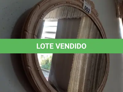 LOTE 002 - 01 ESPELHO EM MADEIRA PARA DECORAÇÃO (NO ESTADO, NÃO SABEMOS SE FUNCIONA. LEILÃO NÃO TEM GARANTIA E NEM DEVOLUÇÃO).