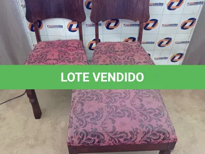 LOTE 010 - 03 CADEIRAS EM MADEIRA ANTIGA (NO ESTADO, NÃO SABEMOS SE FUNCIONA. LEILÃO NÃO TEM GARANTIA E NEM DEVOLUÇÃO).