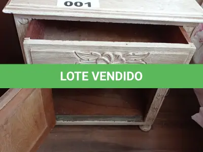 LOTE 001 - 01 CRIADO MUDO DE CABECEIRA EM MADEIRA COM 01 ABAJUR EM METAL (NO ESTADO, NÃO SABEMOS SE FUNCIONA. LEILÃO NÃO TEM GARANTIA E NEM DEVOLUÇÃO).