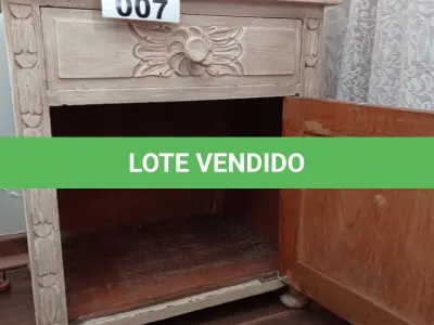 LOTE 007 - 01 CRIADO MUDO EM MADEIRA ANTIGA COM 01 ABAJUR EM METAL (NO ESTADO, NÃO SABEMOS SE FUNCIONA. LEILÃO NÃO TEM GARANTIA E NEM DEVOLUÇÃO).