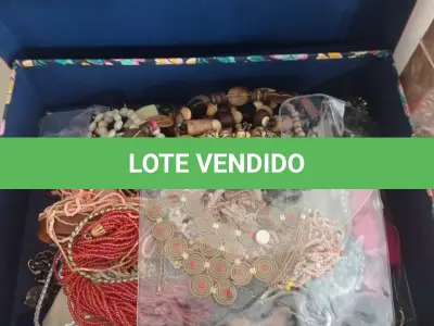 LOTE 040 - 01 LOTE COM RELÓGIOS DE PAREDE E 01 CAIXA COM VÁRIAS BIJUTERIAS (NO ESTADO, NÃO SABEMOS SE FUNCIONA. LEILÃO NÃO TEM GARANTIA E NEM DEVOLUÇÃO).