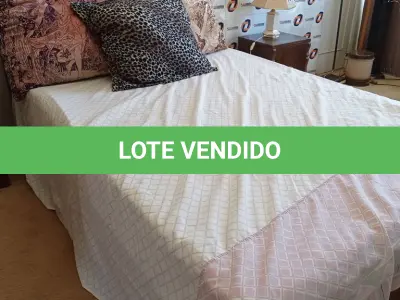 LOTE 014 - 01 CAMA EM MADEIRA ANTIGA COM COLCHÃO DE CASAL (NO ESTADO, NÃO SABEMOS SE FUNCIONA. LEILÃO NÃO TEM GARANTIA E NEM DEVOLUÇÃO).