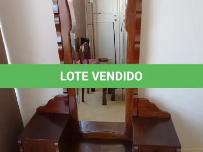 LOTE 009 - 01 PENTEADEIRA COM ESPELHO E 3 GAVETAS (NO ESTADO, NÃO SABEMOS SE FUNCIONA. LEILÃO NÃO TEM GARANTIA E NEM DEVOLUÇÃO).