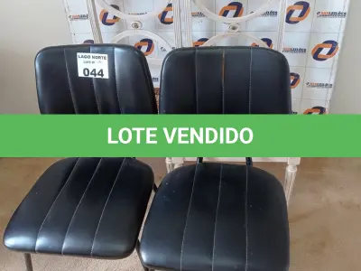 LOTE 044 - 04 CADEIRAS SENDO 02 EM MADEIRA ANTIGA (NO ESTADO, NÃO SABEMOS SE FUNCIONA. LEILÃO NÃO TEM GARANTIA E NEM DEVOLUÇÃO).