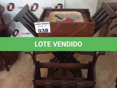LOTE 038 - 01 LOTE COM CADEIRA EM MADEIRA ANTIGA, REVISTEIRO EM MADEIRA (NO ESTADO, NÃO SABEMOS SE FUNCIONA. LEILÃO NÃO TEM GARANTIA E NEM DEVOLUÇÃO).