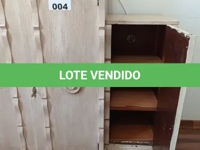 LOTE 004 - 01 ARMÁRIO EM MADEIRA ANTIGA (NO ESTADO, NÃO SABEMOS SE FUNCIONA. LEILÃO NÃO TEM GARANTIA E NEM DEVOLUÇÃO).