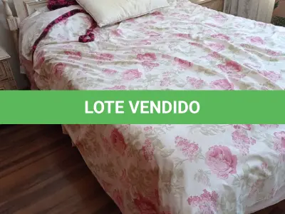 LOTE 003 - 01 CAMA EM MADEIRA ANTIGA COM COLCHÃO DE CASAL (NO ESTADO, NÃO SABEMOS SE FUNCIONA. LEILÃO NÃO TEM GARANTIA E NEM DEVOLUÇÃO).