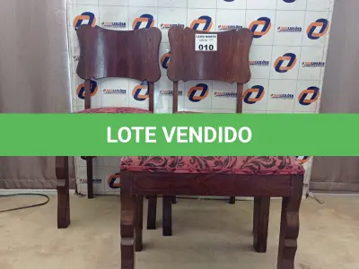 LOTE 010 - 03 CADEIRAS EM MADEIRA ANTIGA (NO ESTADO, NÃO SABEMOS SE FUNCIONA. LEILÃO NÃO TEM GARANTIA E NEM DEVOLUÇÃO).